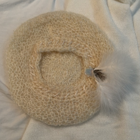 Cream scarf with hat and wool beret with feather - Picture 5 of 9
